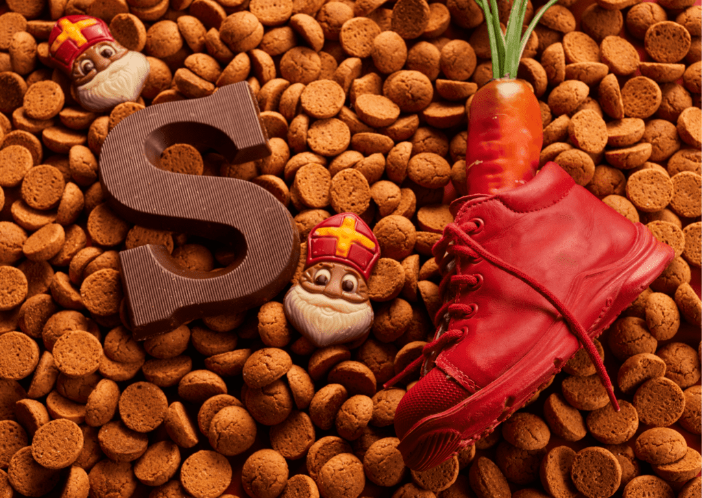 Sinterklaas choclade S, chocolade hoofden sint, schoen met wortel op bed van pepernoten
