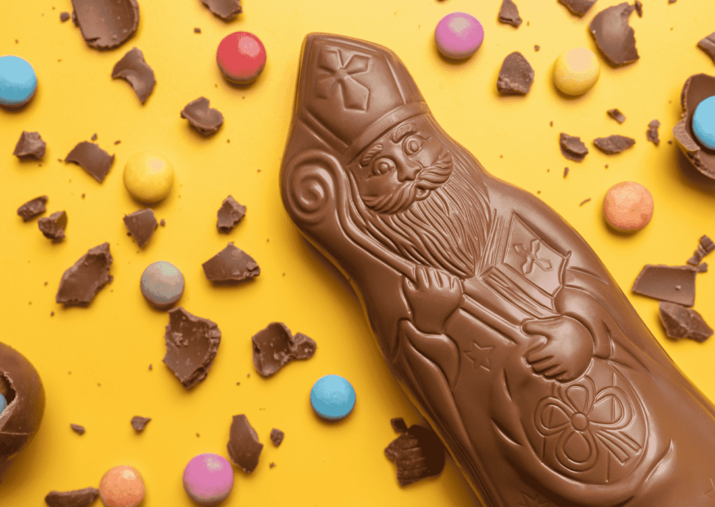 Sinterklaas chocolade mannetje op gele achtergrond